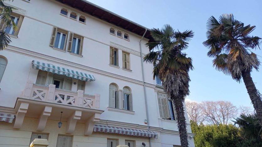 Apartment in hostoric vilaa, first row to the sea in Opatija
