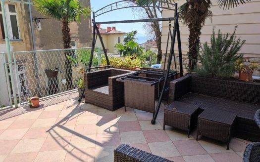 Apartment in the center of Opatija with large terrace and garage